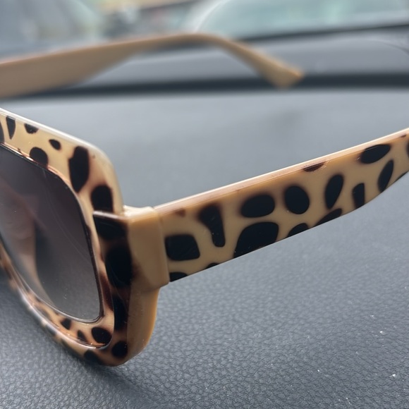 Super cute sunglasses 🕶️ - Picture 4 of 4